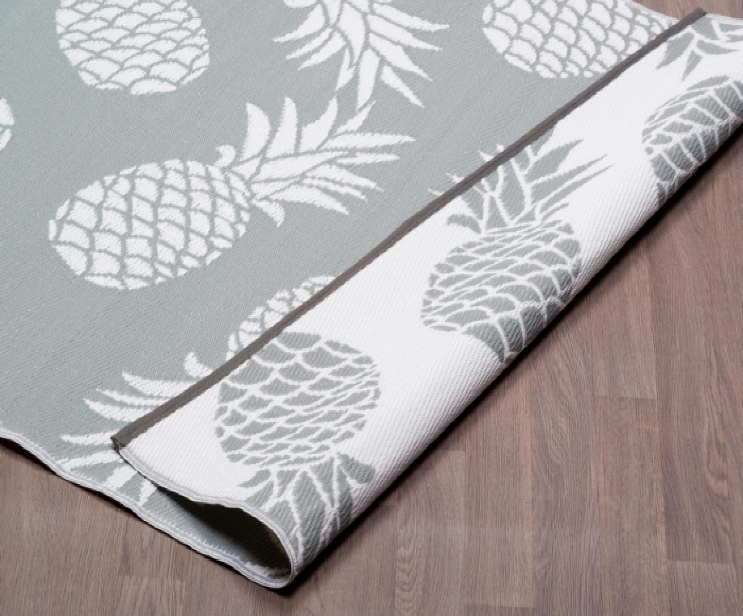 Fiesta Reversible Outdoor Plastic In Gray And White Pineapple Pattern Rug