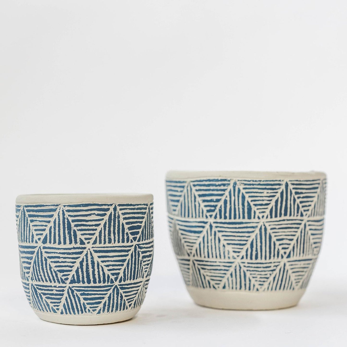 Set Of 2 Cream With Blue Triangle Patterns Planters