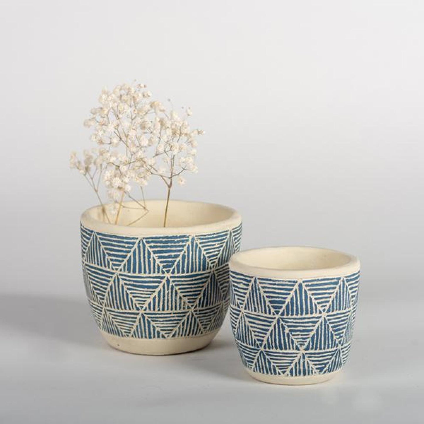 Set Of 2 Cream With Blue Triangle Patterns Planters