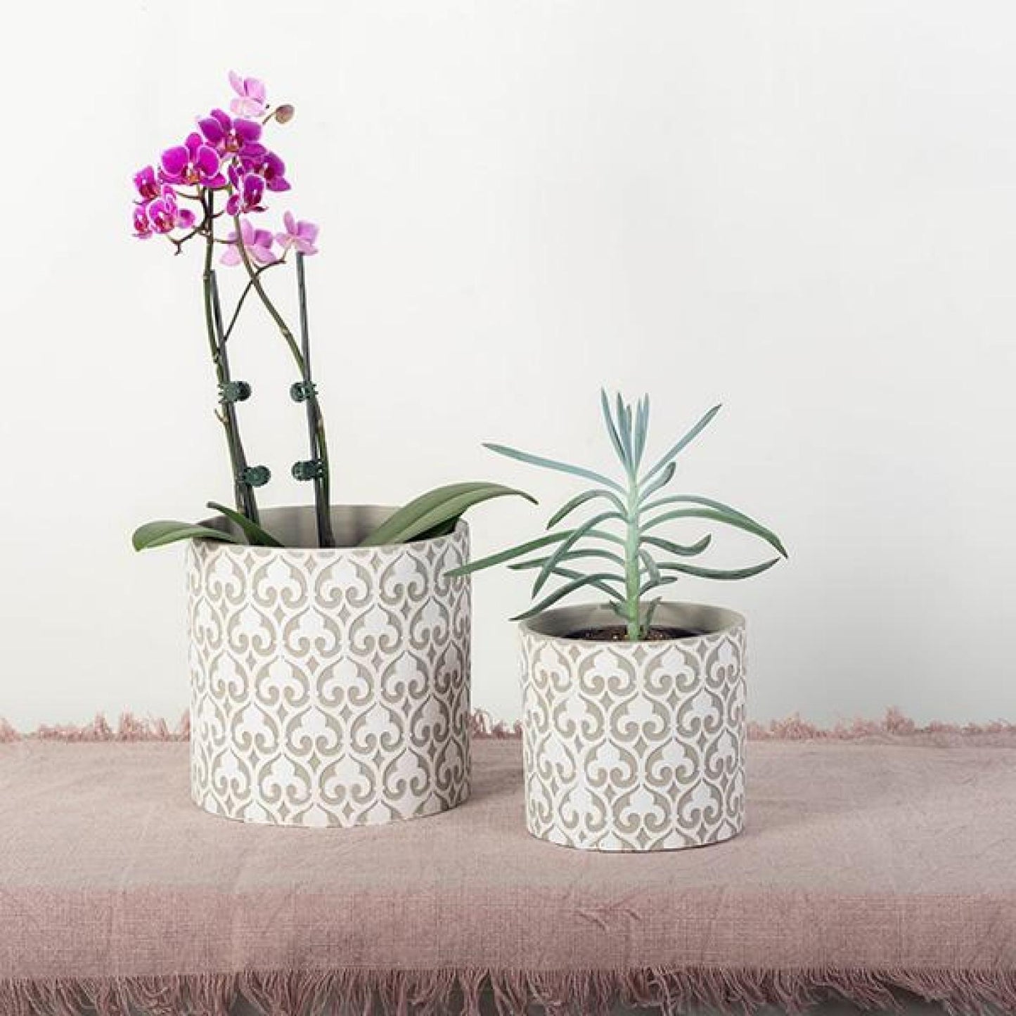 Set Of 2 Fleur-De-Lys White And Gray Planters